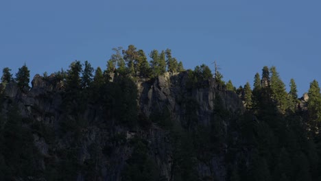 Timelapse-De-Una-Sombra-Arrastrándose-Por-Un-Acantilado-Rocoso-En-El-Parque-Nacional-De-Yosemite