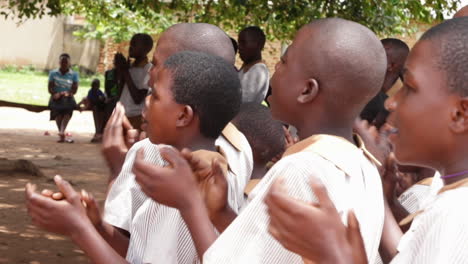 Felices-Estudiantes-De-Uganda-Aplaudiendo,-Vista-Lateral-De-Cerca