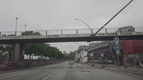 Imágenes-De-Gran-Angular-En-Primera-Persona-De-Conducir-En-El-Centro-De-La-Ciudad