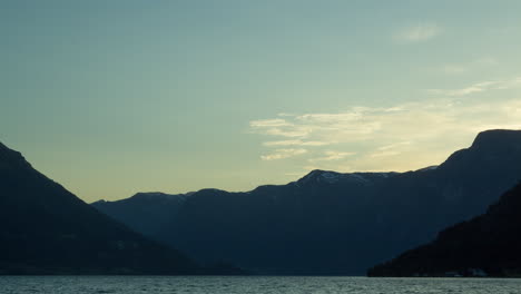 Timelapse-Del-Rayo-De-Sol-Del-Atardecer-Golpeando-La-Montaña-Sobre-El-Fiordo-Noruego-En-El-Oeste-De-Noruega