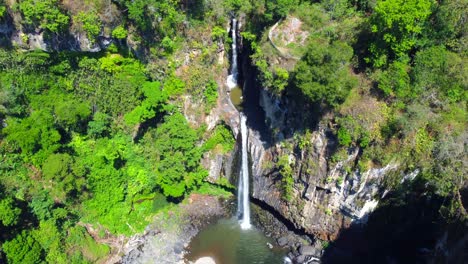 Hermosa-Vista-Aérea-Con-Drones-En-La-Cascada-Texolo-Cerca-Del-Pueblo-Mágico-De-Xico,-Veracruz,-México