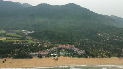 Laguna-Lang-Co-Mit-Den-Nui-Dong-Nhut-Bergen-Im-Hintergrund,-Die-Eine-Wunderschöne-Vietnamesische-Landschaft-Schaffen,-4k-60fps