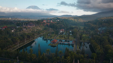 Wunderschöner-Malerischer-Sonnenaufgang,-Ujung-Wasserpalast,-Bali,-Indonesien,-Luftaufnahme