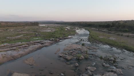 Vista-Panorámica-Circular-Sobre-Un-Río-Estacional-En-El-Parque-Nacional-Kruger