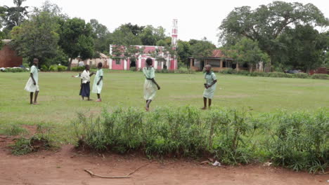 Niños-De-Uganda-Jugando-Con-La-Pelota-En-Una-Pradera-Verde-En-El-área-Escolar