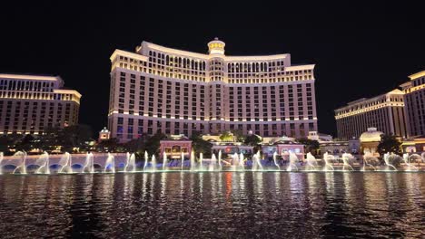 Captura-Nocturna-Del-Espectáculo-De-Fuentes-De-Agua-En-Las-Fuentes-De-Bellagio,-Una-Atracción-En-El-Bellagio-Resort-En-Las-Vegas-Strip-En-Paradise,-Nevada.