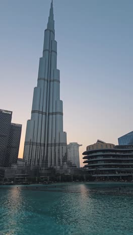 El-Edificio-Más-Alto-Del-Mundo,-Burj-Khalifa,-Frente-A-La-Deslumbrante-Exhibición-Del-Lago-Dubai-En-Dubai-Mall,-Emiratos-Árabes-Unidos.