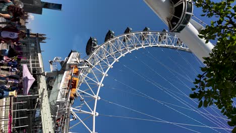 Gente-Caminando-Por-El-London-Eye-En-Un-Día-Soleado