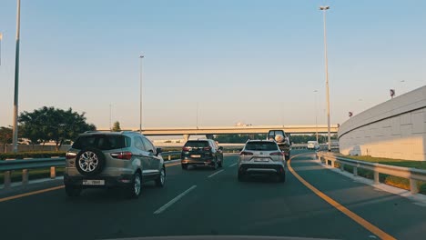 Der-Verkehr-Navigiert-über-Die-Sheikh-Zayed-Road-In-Richtung-Expo-Road-In-Dubai