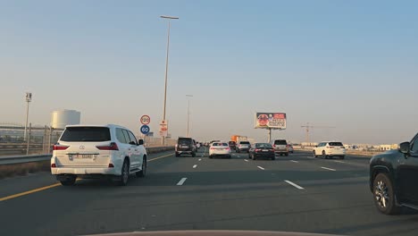 Langsam-Fließender-Verkehr-Auf-Der-Sheikh-Zayed-Road-In-Richtung-Dubai-Am-Abend