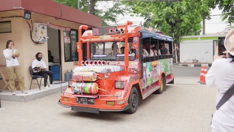 Colorido-Viaje-En-Autobús-Odong-odong-En-Un-Evento-Al-Aire-Libre-Del-Jcdc-Para-Niños-Con-Necesidades-Especiales-En-Indonesia