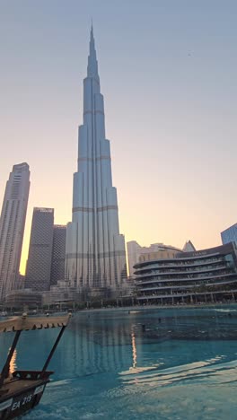 The-world's-tallest-building,-Burj-Khalifa,-set-against-the-dazzling-display-of-the-Dubai-lake-at-Dubai-Mall,-United-Arab-Emirates