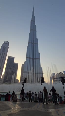 Das-Höchste-Gebäude-Der-Welt,-Burj-Khalifa,-Vor-Dem-Hintergrund-Der-Atemberaubenden-Dubai-Fountain-Show-In-Der-Dubai-Mall,-Vereinigte-Arabische-Emirate