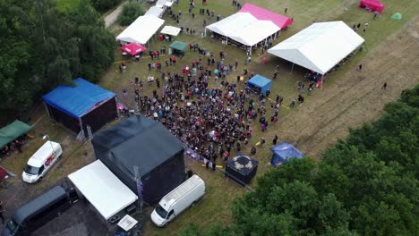 Toma-De-Drone-De-Un-Pequeño-Festival-De-Música,-Animando-A-Los-Fanáticos.