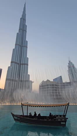 Das-Höchste-Gebäude-Der-Welt,-Burj-Khalifa,-Vor-Dem-Hintergrund-Der-Atemberaubenden-Dubai-Fountain-Show-In-Der-Dubai-Mall,-Vereinigte-Arabische-Emirate