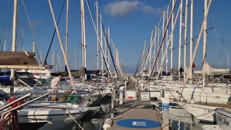 Gente-Que-Llega-Con-Un-Barco-A-Un-Puerto-Al-Atardecer