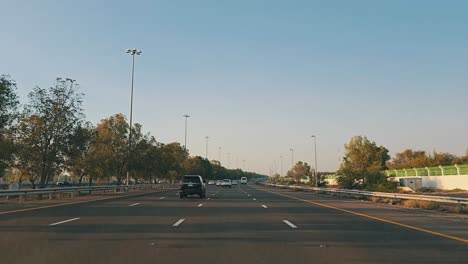 El-Tráfico-Circula-Por-La-Carretera-Abu-Dhabi-E11-Sheikh-Maktoum-Bin-Rashid-Hacia-Dubai-En-El-Tercer-Carril,-Que-Está-Limitado-A-Conductores-Con-Un-Límite-De-Velocidad-De-100-Km-O-Menos.