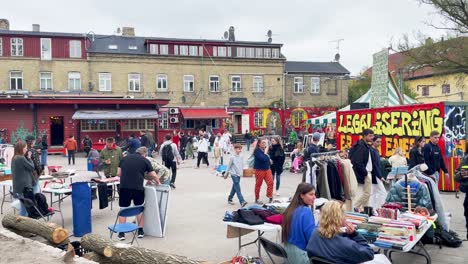 Freistadt-Christiania-In-Kopenhagen-Mit-Kleinen-Flohmarkt-An-Kalten-Frühlingstag