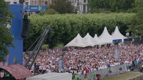 Große-Menschenmenge-Britischer-Fans,-Die-Die-EM-Spiele-Englands-In-Frankfurt,-Deutschland,-Ansehen