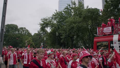 Selbstbewusste-Dänische-Fans-Strömen-Zum-Stadion,-Um-Dänemark-Bei-Den-Spielen-Der-Europameisterschaft-2024-In-Frankfurt-Zu-Unterstützen