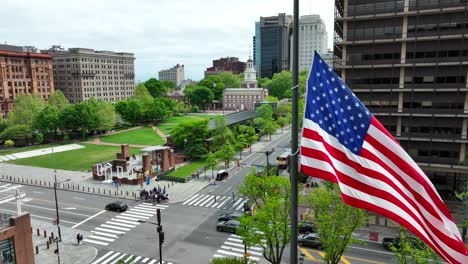 Bandera-Estadounidense-Ondeando-Frente-Al-Independence-Hall-En-Filadelfia,-Pensilvania