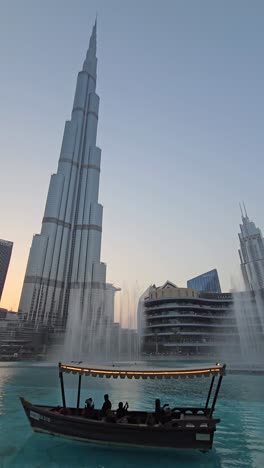 Das-Höchste-Gebäude-Der-Welt,-Burj-Khalifa,-Vor-Dem-Hintergrund-Der-Atemberaubenden-Dubai-Fountain-Show-In-Der-Dubai-Mall,-Vereinigte-Arabische-Emirate