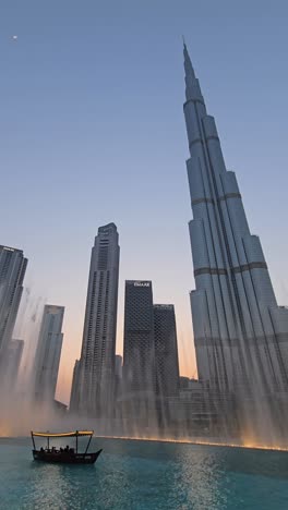 Das-Höchste-Gebäude-Der-Welt,-Burj-Khalifa,-Vor-Dem-Hintergrund-Der-Atemberaubenden-Dubai-Fountain-Show-In-Der-Dubai-Mall,-Vereinigte-Arabische-Emirate