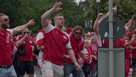 Aficionados-Daneses-Caminando-Y-Animando-En-Las-Calles-De-Frankfurt-Vistiendo-Una-Camiseta-De-Dinamarca-En-Frankfurt,-Alemania,-Durante-La-Eurocopa-2024.