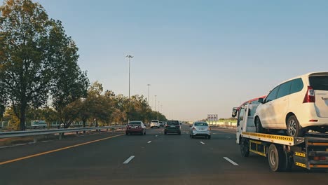 Dhabi-E11-Sheikh-Maktoum-Bin-Rashid-Road-Hacia-Dubai-En-El-Segundo-Carril,-Que-Está-Limitado-A-Conductores-Con-Un-Límite-De-Velocidad-De-140-Km-O-Menos.