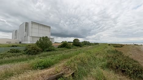 Central-Nuclear-De-Bradwell-Durante-El-Día-Ventoso-En-Essex,-Reino-Unido