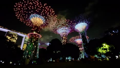 Nachtshow-Des-Supertree-Grove-In-Singapur-Mit-Lebendigen-Farben-Und-Lichteffekten