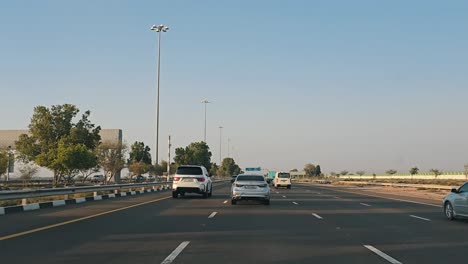 El-Tráfico-Circula-Por-La-Carretera-Abu-Dhabi-E11-Sheikh-Maktoum-Bin-Rashid-Hacia-Dubai-En-El-Segundo-Carril,-Que-Está-Limitado-A-Conductores-Con-Un-Límite-De-Velocidad-De-140-Km-O-Menos.