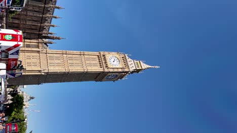 Der-Uhrturm-Big-Ben-In-London-Mit-Seiner-Komplexen-Architektur,-Die-Sich-Hoch-Vor-Einem-Klaren,-Blauen-Himmel-Erhebt-Und-Die-Essenz-Britischer-Wahrzeichen-Einfängt