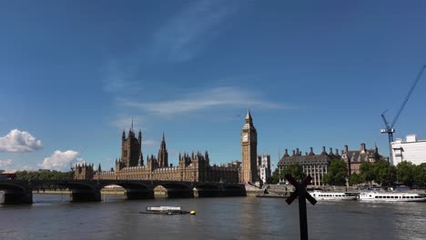 Vista-Panorámica-Del-Río-Támesis,-El-Puente-De-Westminster-Y-Las-Emblemáticas-Casas-Del-Parlamento-De-Londres-En-Un-Día-Despejado-Con-Cielos-Azules