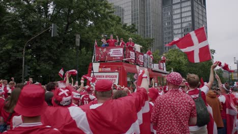 Aficionados-Daneses-Animando-Y-Disfrutando-Con-El-Autobús-Danneborg-En-Frankfurt,-Alemania,-Durante-Los-Partidos-De-La-Eurocopa-En-Un-Día-Nublado