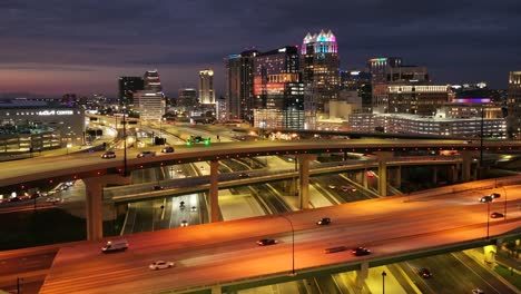 Tráfico-Intenso-En-Puentes-De-Autopistas-En-Orlando-Por-La-Noche.