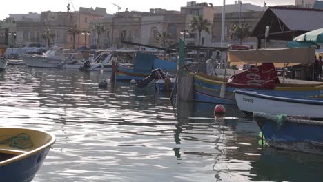 Die-Idyllische-Szene-Der-Fischerboote,-Die-Sanft-Auf-Den-Gewässern-Von-Marsaxlokk,-Einem-Malerischen-Fischerdorf-Auf-Malta,-Treiben,-Verkörpert-Den-Geist-Des-Küstenlebens-Und-Sein-Tiefgreifendes-Maritimes-Erbe