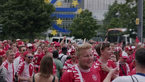 Los-Aficionados-Daneses-Caminan-Por-Las-Calles-De-Frankfurt-Durante-La-Eurocopa-2024-En-Un-Día-Nublado-En-Alemania