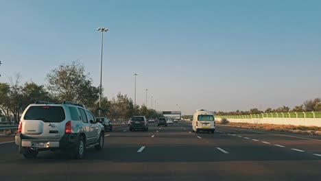 El-Tráfico-Circula-Por-La-Carretera-Abu-Dhabi-E11-Sheikh-Maktoum-Bin-Rashid-Hacia-Dubai-En-El-Tercer-Carril,-Que-Está-Limitado-A-Conductores-Con-Un-Límite-De-Velocidad-De-100-Km-O-Menos.