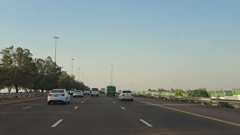 El-Tráfico-Circula-Por-La-Carretera-Abu-Dhabi-E11-Sheikh-Maktoum-Bin-Rashid-Hacia-Dubai-En-El-Tercer-Carril,-Que-Está-Limitado-A-Conductores-Con-Un-Límite-De-Velocidad-De-100-Km-O-Menos.