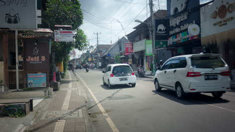 Propiedades-Del-Municipio,-Carretera-Asfaltada,-Automóviles,-Motos,-Complejo-Isleño