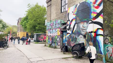 Entrada-A-Freetown-Christiania-En-Copenhague-Con-Coloridos-Graffitis