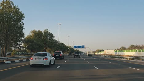 Dhabi-E11-Sheikh-Maktoum-Bin-Rashid-Road-Hacia-Dubai-En-El-Segundo-Carril,-Que-Está-Limitado-A-Conductores-Con-Un-Límite-De-Velocidad-De-140-Km-O-Menos.