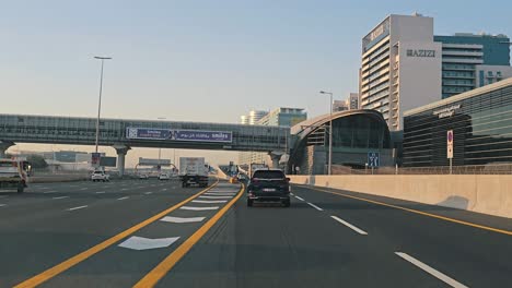 Der-Verkehr-Navigiert-über-Die-Sheikh-Zayed-Road-In-Richtung-Expo-Road-In-Dubai