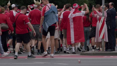 Vista-De-Perfil-De-Los-Aficionados-Daneses-Caminan-Hasta-El-Estadio-Antes-Del-Partido-De-Dinamarca-En-Frankfurt,-Alemania,-En-La-Eurocopa-De-La-Uefa-2024