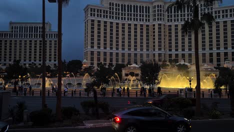 Las-Vegas-USA,-Bellagio-Music-Fountain-at-Night-and-Traffic-on-Strip