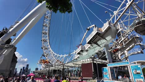 Touristen-Genießen-Einen-Sonnigen-Tag-In-Der-Nähe-Des-Riesenrads-London-Eye-Mit-Der-Skyline-Der-Stadt-Im-Hintergrund