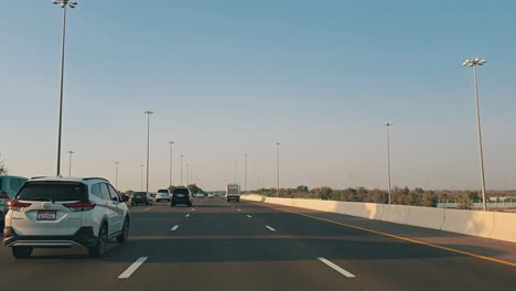 Der-Verkehr-Navigiert-Durch-Abu-Dhabi-E11-Sheikh-Maktoum-Bin-Rashid-Road-In-Richtung-Dubai-Auf-Der-Dritten-Spur,-Die-Für-Fahrer-Mit-Einer-Geschwindigkeitsbegrenzung-Von-100-Km/h-Und-Weniger-Beschränkt-Ist