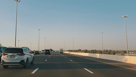 El-Tráfico-Circula-Por-La-Carretera-Abu-Dhabi-E11-Sheikh-Maktoum-Bin-Rashid-Hacia-Dubai-En-El-Tercer-Carril,-Que-Está-Limitado-A-Conductores-Con-Un-Límite-De-Velocidad-De-100-Km-O-Menos.