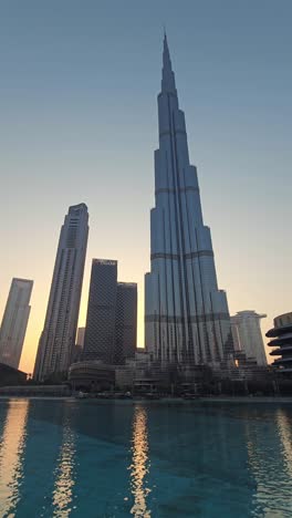 The-world's-tallest-building,-Burj-Khalifa,-set-against-the-dazzling-display-of-the-Dubai-lake-at-Dubai-Mall,-United-Arab-Emirates